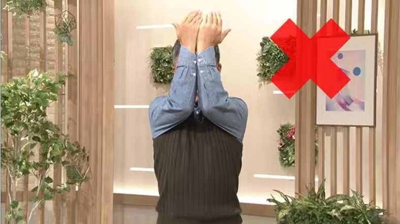 猫背チェック。ひじが花の高さまで上がらなかったら要注意
