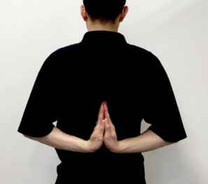 背中で合掌するポーズ
