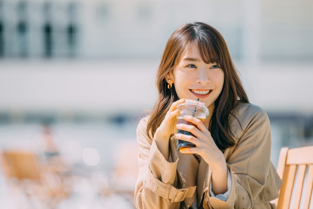 女性　笑顔　コーヒー