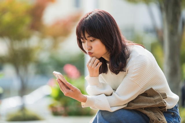 女性　スマホ　猫背